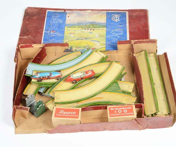 Tippco: English:Tipp & Co, Street Construction Kit, tin, paint damage, original box condition 4, condition 3 Deutsch:Tipp & Co, Straßenbaukasten, 31 x 51 cm, Blech, Lackmängel, Okt Z 4, Z 3, (3638)