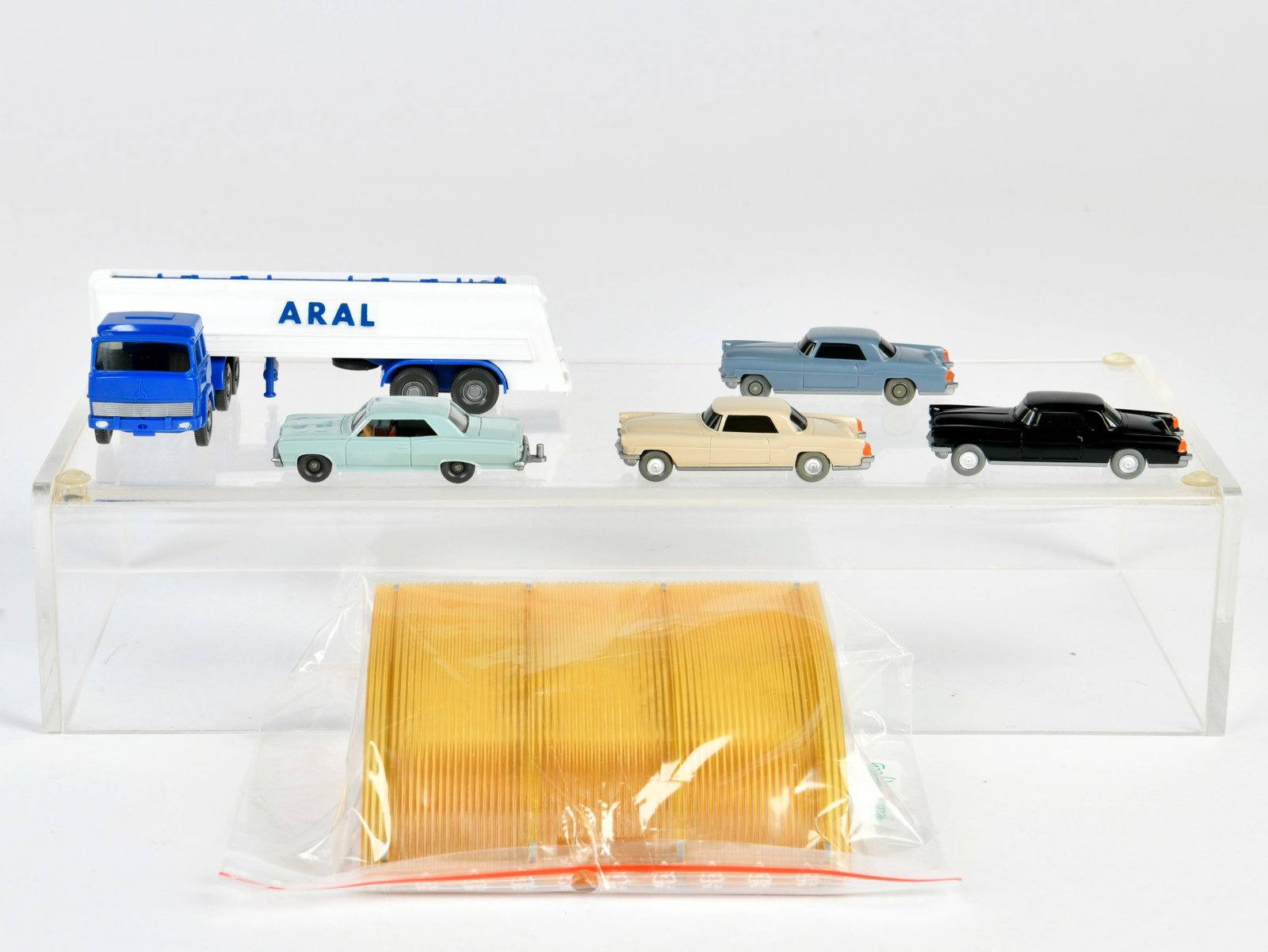 Wiking, 4 US PKW + Aral Tanklaster + Parkhalle: Wiking, 4 US PKW (431/1B, D, E, 464/2 D) + Aral Tanklaster + Parkhalle, Germany, 1:87, Kst, Z 1