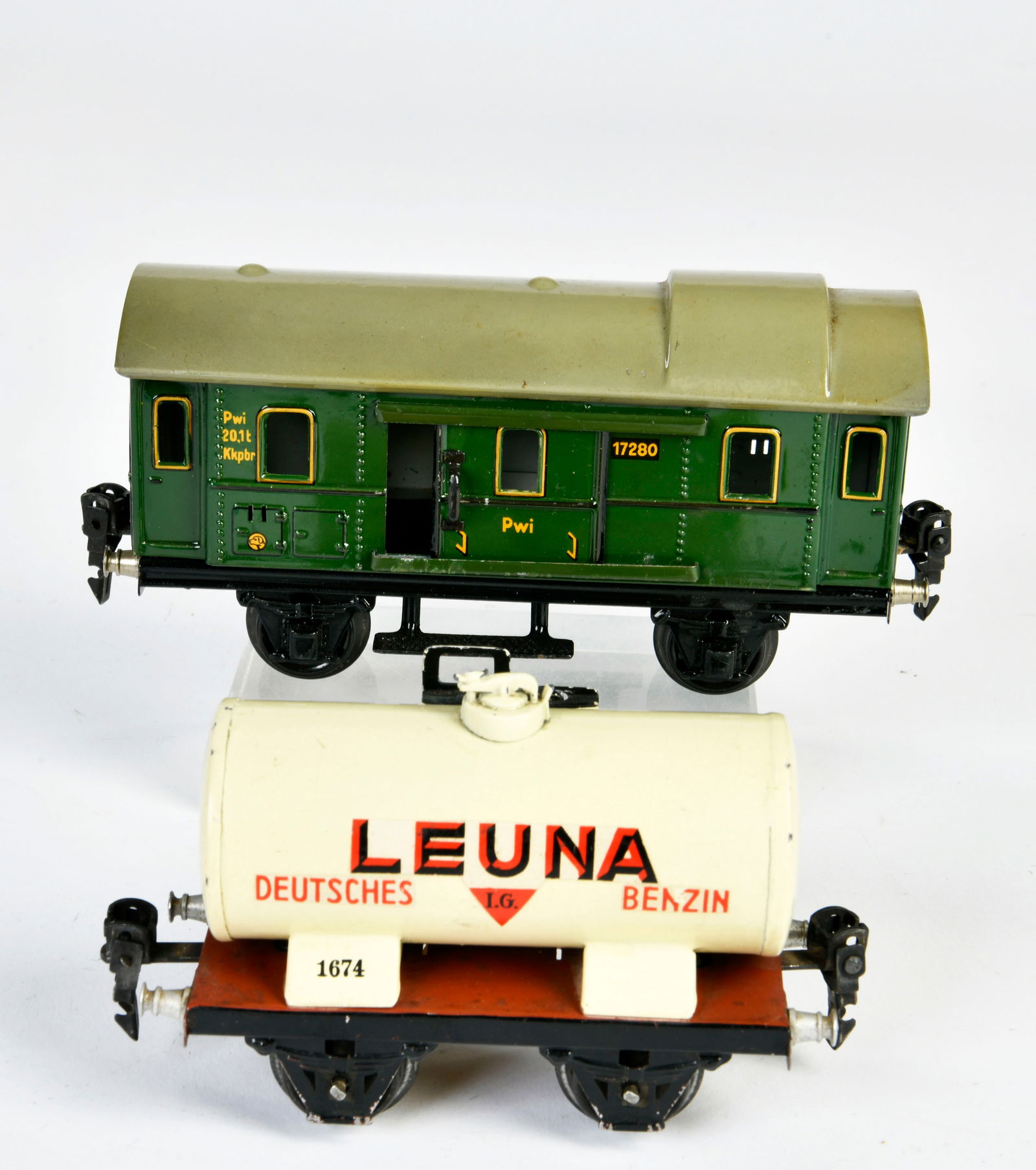 Marklin, Kesselwagen Leuna & Gepackwagen (1 of 1)