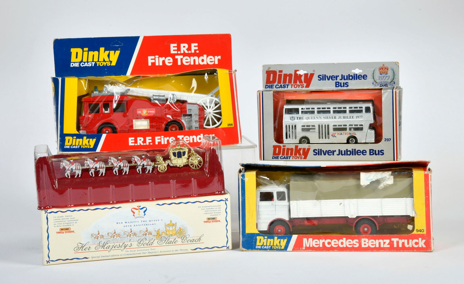 Dinky Toys, LKW (940), Feuerwehr (266), Bus (297) + Matchbox Kutsche (1 of 1)