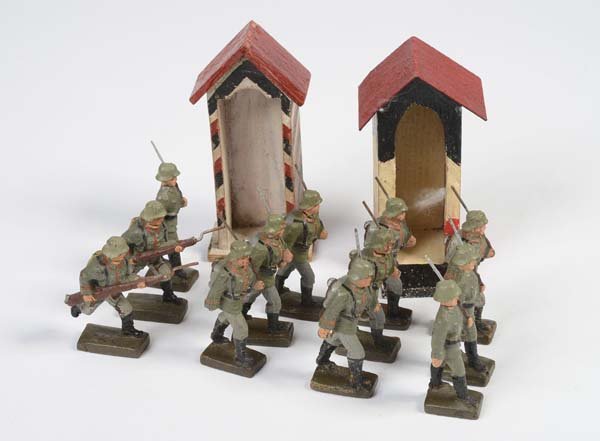 Lineol: English:Lineol, 12 Soldiers + 2x Guard House, Germany prewar, composite, condition 2/2- Deutsch:Lineol, 12 Soldaten + 2 Wachhäuschen, 7 cm, Germany VK, Masse, Z 2/2-, (1056)