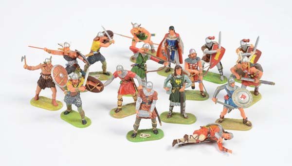 Elastolin: English:Elastolin, 10 Normans + 6 Vikings, painting 3 Deutsch:Elastolin, 10 Normannen + 6 Wikinger, 7 cm, Bemalung 3, (3728)