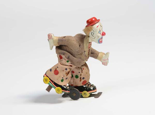 TPS Clown: English:TPS Clown on Roller Skates, Japan, tin and other materials, minimal paint damage, clothes slightly dirty and worn, condition 2- Deutsch:TPS Clown auf Rollschuhen, 15 cm, Japan, Blech u.a., Uhr