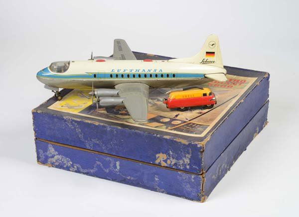 Schuco: English:Schuco, Plane "Radiant" + Tank Truck, W.-Germany, tin, battery drive ok, minimal paint damage, original box condition 3-, crack on cockpit, condition 2 Deutsch:Schuco, Flugzeug "Radiant" + Tan