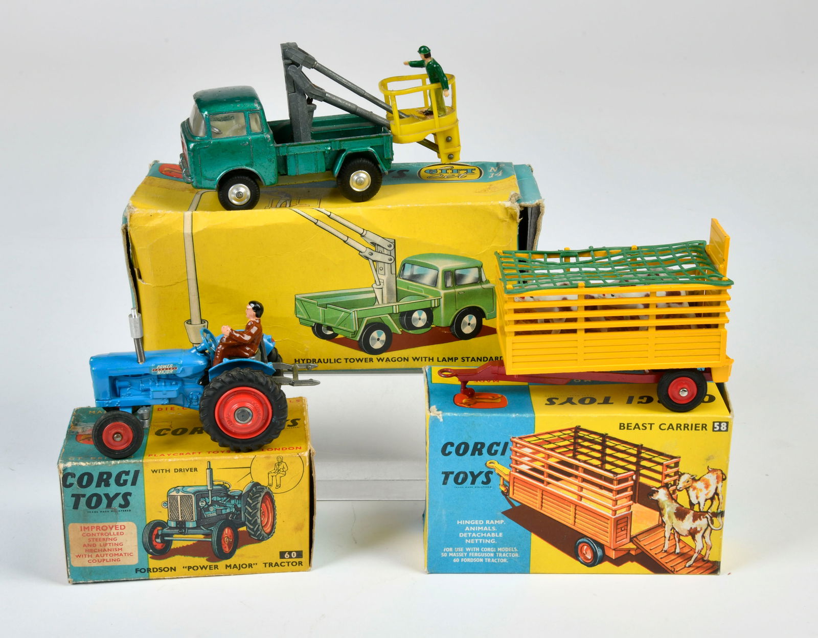 Corgi Toys, Turmwagen, Tiertrager, Traktor: Corgi Toys, GS 14 Hydraulic Turmwagen, mit Strassenlampe (Figur dabei), 58 Tiertrager, 60 Fordson Power Major Traktor, Okt Z 2-3, Z 2