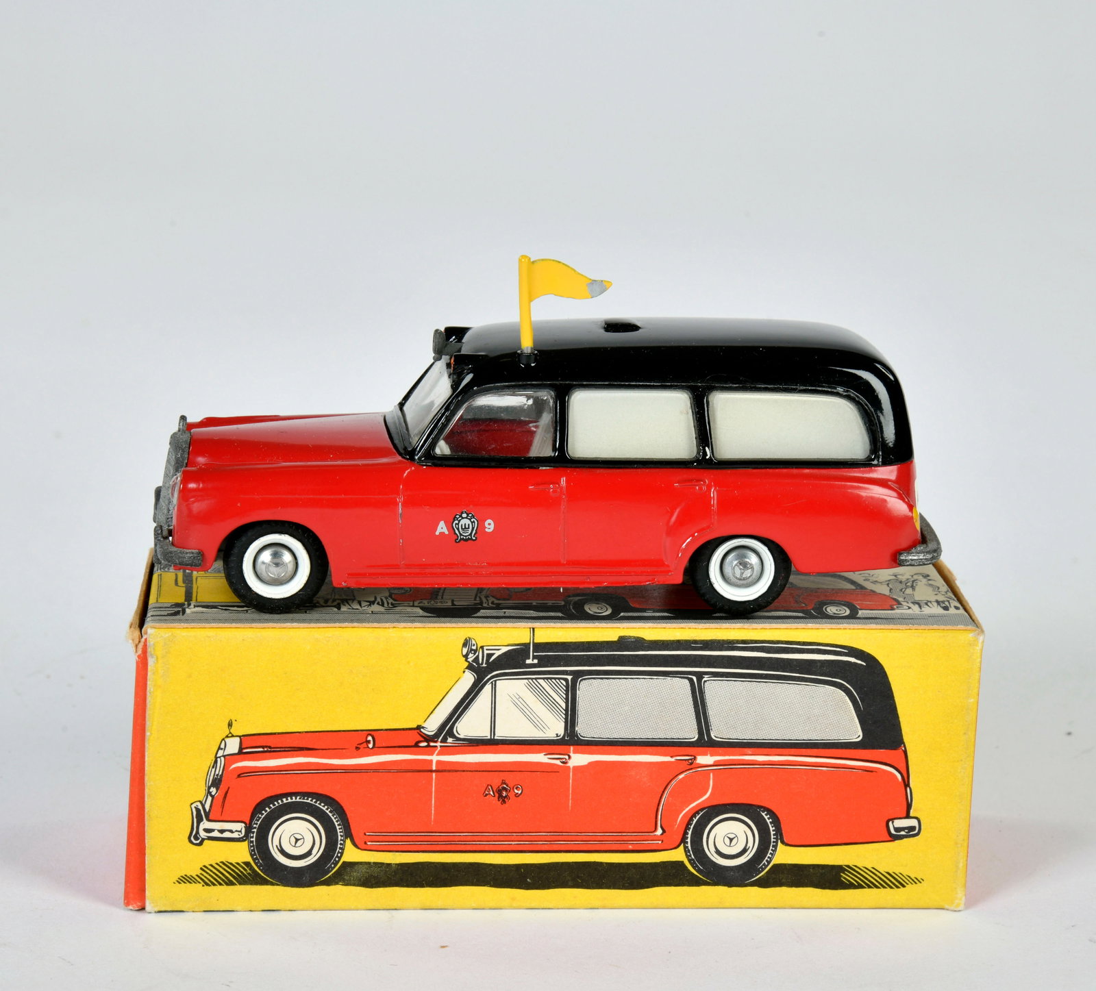 Tekno, 730 Mercedes Benz Ambulance (1 of 2)