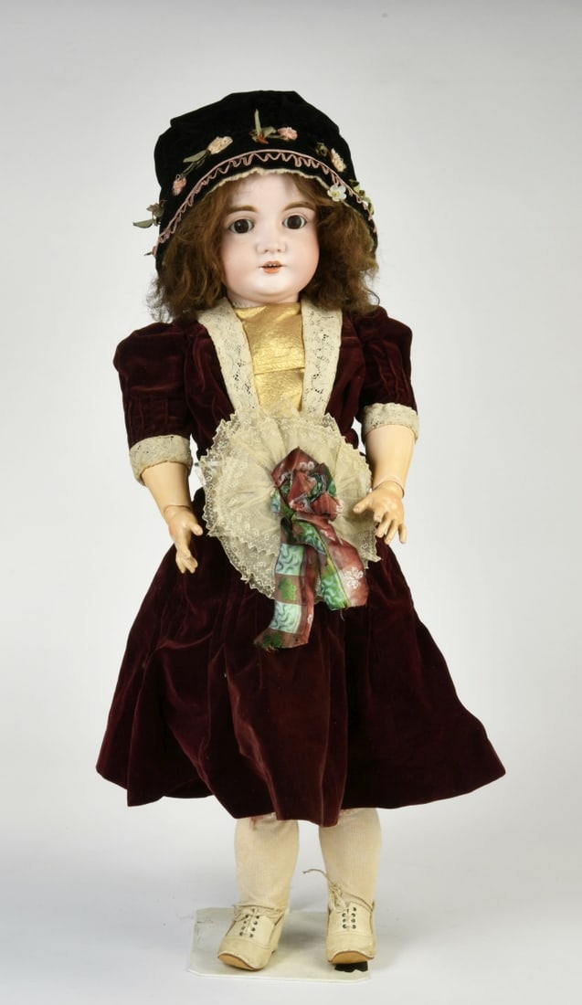 Bisquit-Porzellankopf-Puppe: Bisquit-Porzellankopf-Puppe, gemarkt "M 16 made in Germany 164", 73 cm, Kurbelkopf oben verschlossen, Kugelgelenkkorper, Echthaarperucke, Schlafaugen, Mund geoffnet, 4 Zahne, alte Kleidung, Alters- un