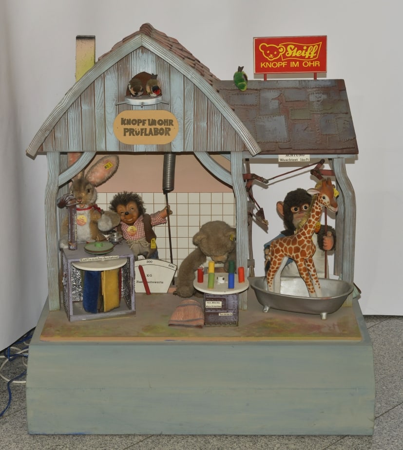 Steiff, Schaufenster Modell "Knopf im Ohr Pruflabor": Steiff, Schaufenster Modell "Knopf im Ohr Pruflabor", 90 x 60 x 105 cm, Antrieb + Funktion ok, nur fur Selbstabholer