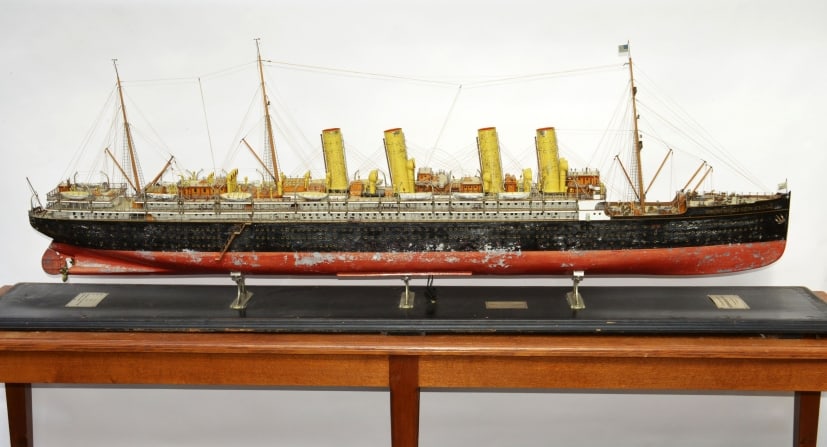 Fleischmann, Schiff Kronprinzessin Cecilie: Fleischmann, Schiff Kronprinzessin Cecilie, Germany, ca. 1906, 220 cm lang, Blech, mit originaler Holzvitrine, LM, Farbverlust, fur Selbstabholer/Speditionsversand