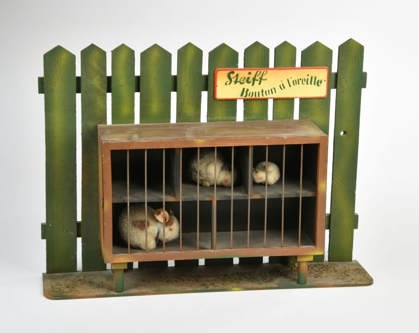 Steiff, Hasenkafig an Zaun Display (1 of 1)