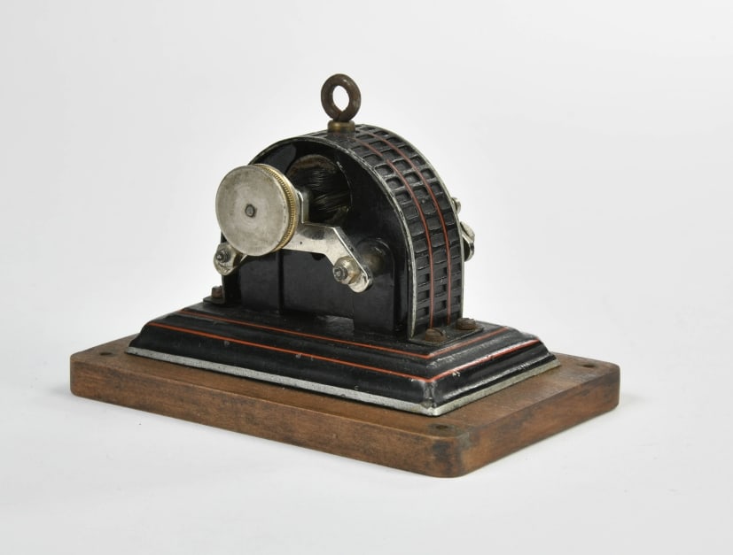 Marklin, uralt Dynamo auf Holzsockel: Marklin, uralt Dynamo auf Holzsockel, 12 cm, unbekannte Bauform, eventuell Prototyp/Handmuster