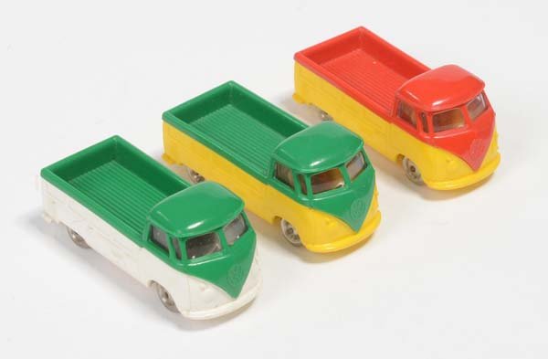 Lego: English: Lego, 3 VW loading bed cars with indicators, Denmark, plastic, condition 1/1- Deutsch: Lego, 3 VW Pritschenwagen mit Blinkern, 5 cm, Denmark, Kunststoff, Z 1/1-, (185)