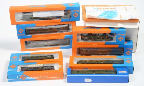 Roco: English: Roco, 9 Carriages + Throttle ASC 1000, Austria, gauge H0, original box condition 1/2+, condition 1/1- Deutsch: Roco, 9 Personenwagen + Fahrgerät ASC 1000, Austria, H0, Okt Z 1/2+, Z 1/1-, (4