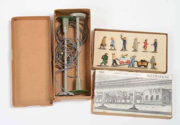 Maerklin: English: Maerklin, H0 figures + 2 lamps, W.-Germany, original box condition 1-, condition 1, Deutsch: Märklin, H0 Figuren + 2 Lampen, W.-Germany, Okt Z 1-, Z 1, (3777)