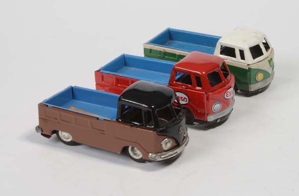 VW: English: 3 VW pickup buses, Japan, tin, friction 2x ok, 1x defective, condition 2+/2-, Deutsch: 3 VW Pritschenbusse, Japan, 10,5 cm, Blech, Friktion 2 x ok, 1 x defekt, Z 2+/2-, (185)