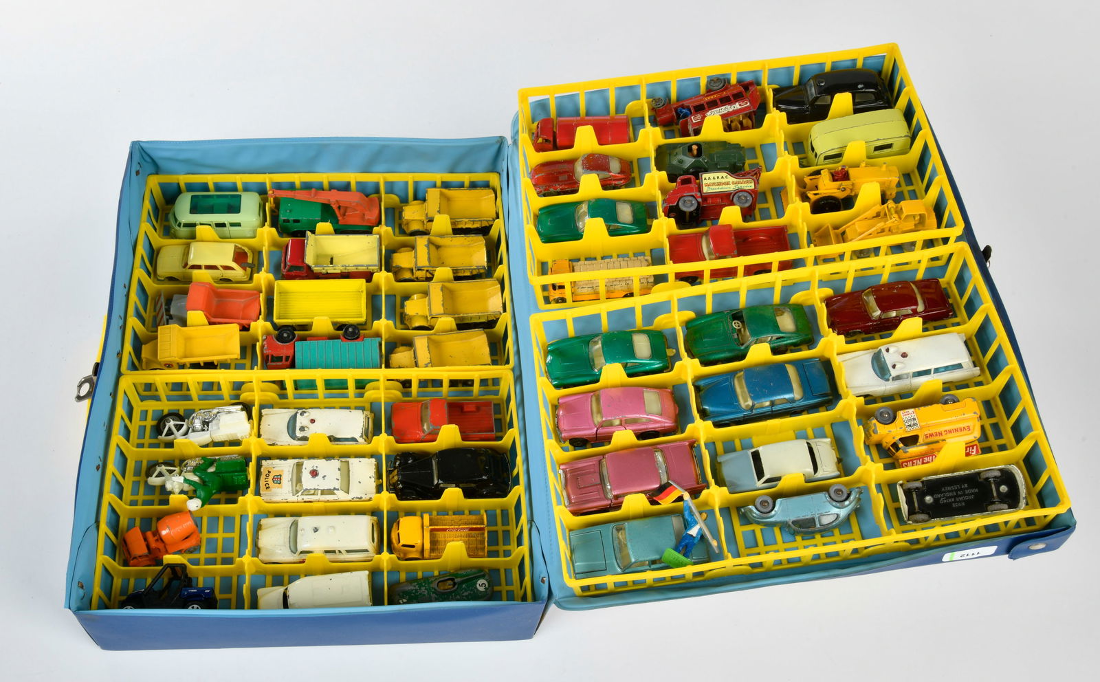 Matchbox, Lesney, Koffer mit 48 Modellen: Matchbox, Lesney, suitcase with 48 models, England, diecast, min. paint d., C 2