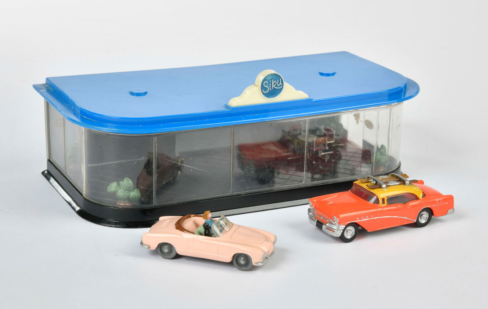 Siku, Autosalon + 2 Autos: Siku, car show + 2 cars, W.-Germany, plastic, part. damage, (ski rack original?), C 2/2-