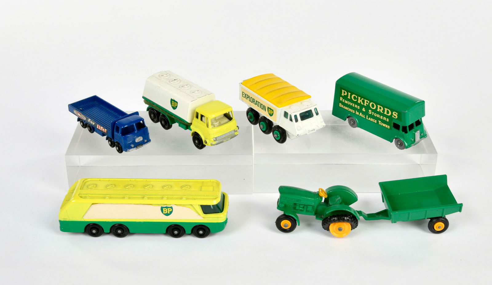 Matchbox, 3 x Transporter, 2 x Busse, 1 x Traktor mit Anhanger: Matchbox, 3 x vans, 2 x buses, 1 x tractor with trailer, mostly C 1