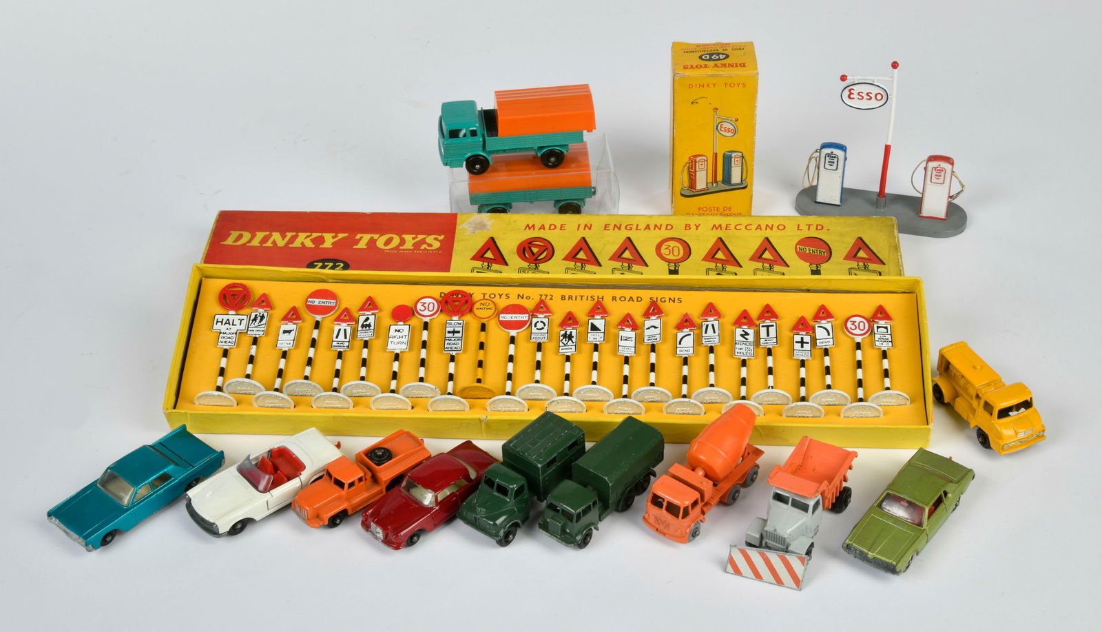 Dinky Toys, British Road Signs, Tankstelle und diverse Matchbox Modelle: Dinky Toys, British Road Signs, petrol pump and sev. Matchbox models, diecast, part. paint d.