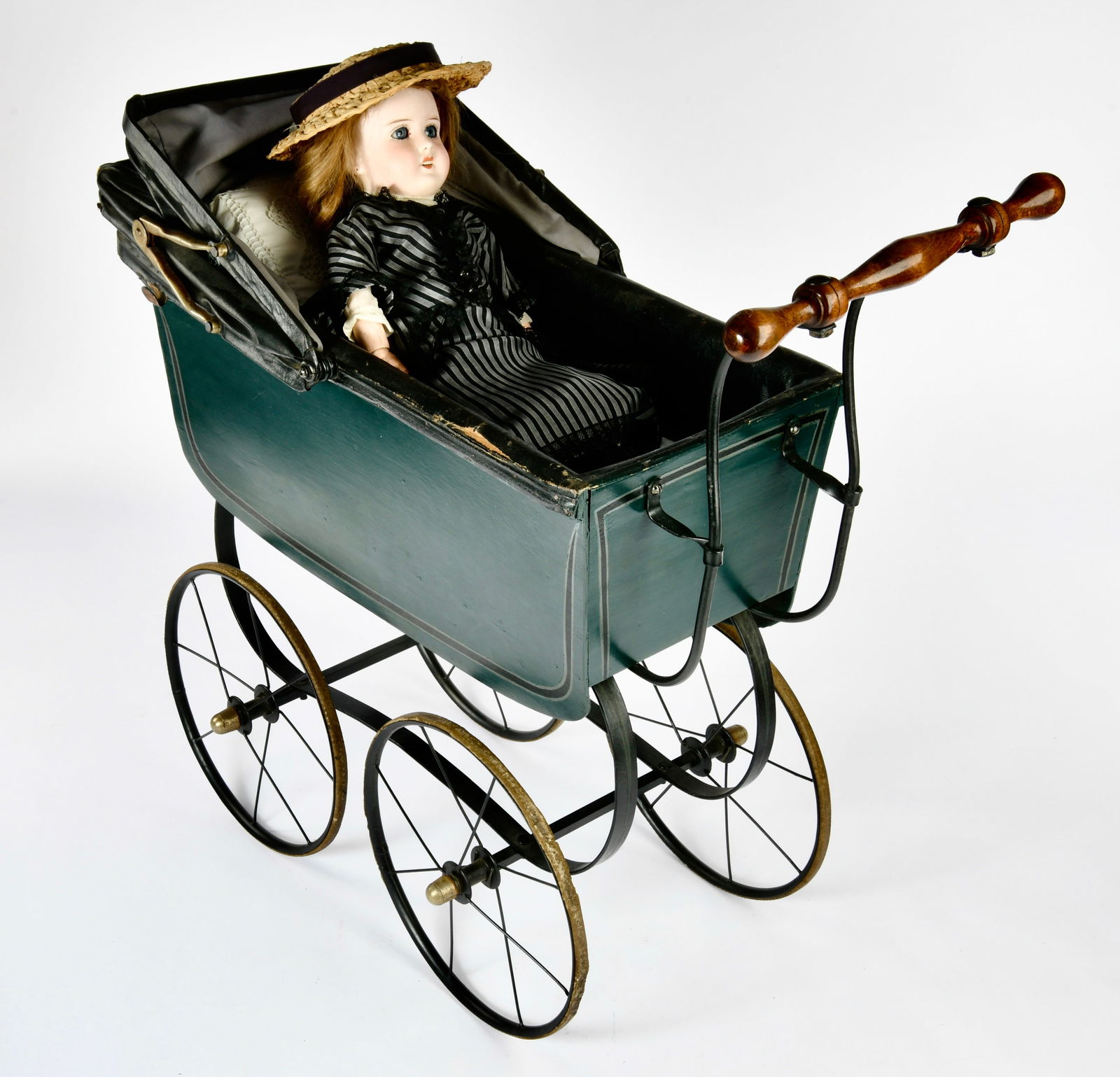 Limoges, Puppe im Kinderwagen: Limoges, doll, France, 48 cm, bisque head (marked "France J.B. 7"), pierced ears, sleep eyes, mouth open, real hair wig, hands damaged, 2 fingers missing, in carriage, 68 x 66 x 32 cm, wood, metal a.o