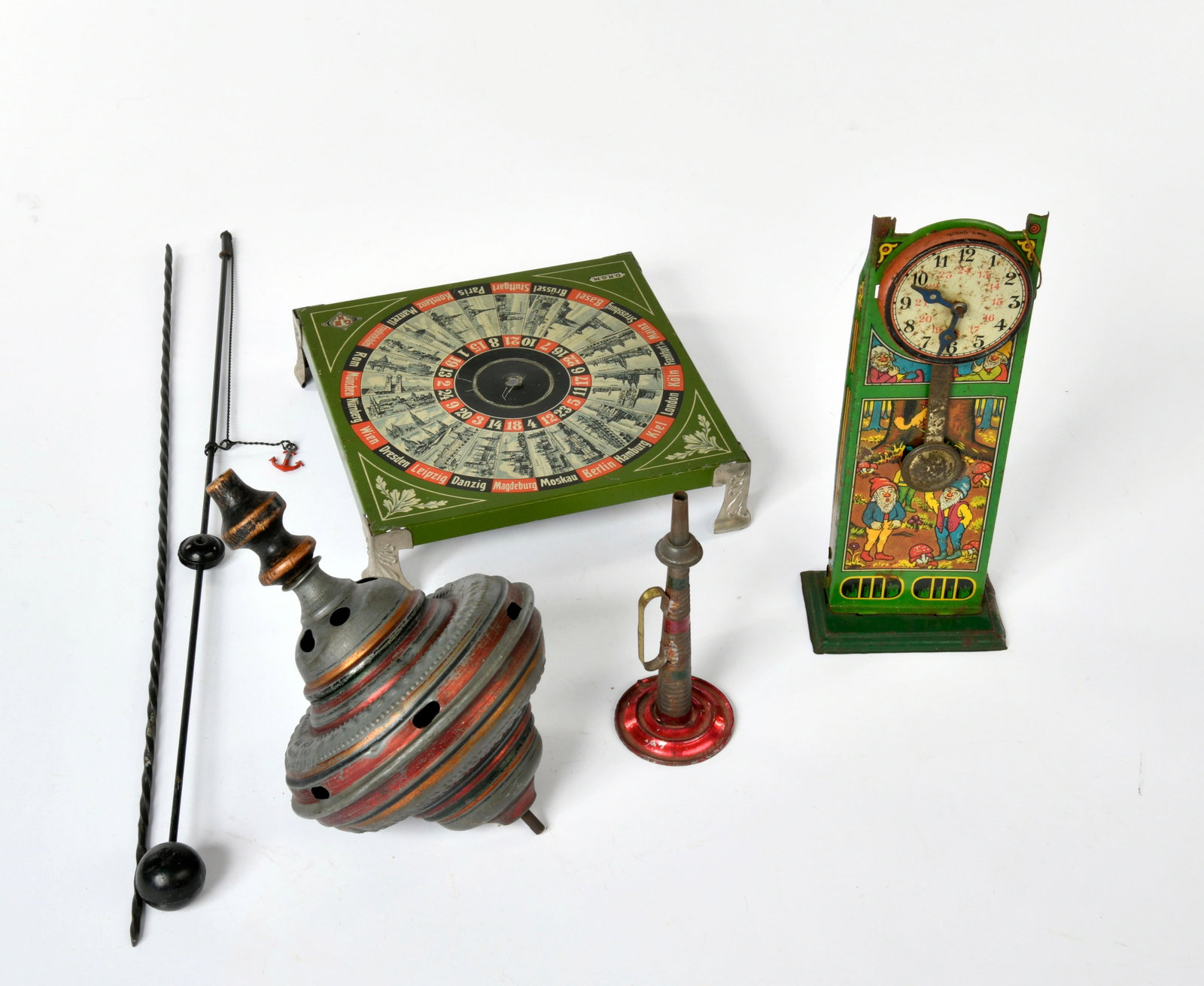 Mechanische Standuhr mit Pendel, Bing Spielflache, Kreisel Weissblech, Spielzeug-Trote: 1. Mechanical grandfather clock with pendulum (spring winding, non-functional), lithographed tin with dwarf motifs, 1910, 18 cm, 2. Bing, playing surface, tin, lithographed, 24 views of European citie