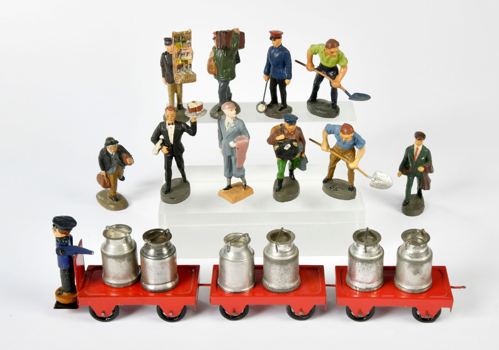 Elastolin, Lineol u.a., 10 Bahnsteigfiguren & Marklin Gepackfahrer: Elastolin, Lineol a.o., 10 railway figures and Marklin luggage car, Germany pw, composite, 5-6 cm, C 1-2