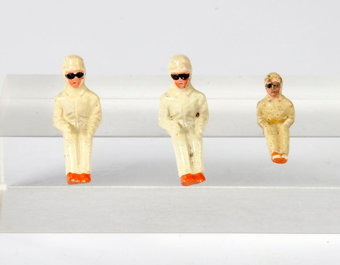Marklin, 3 Rennwagen Fahrerfiguren: Marklin, 3 racing driver figures, composite, 3-4 cm, C 1-2