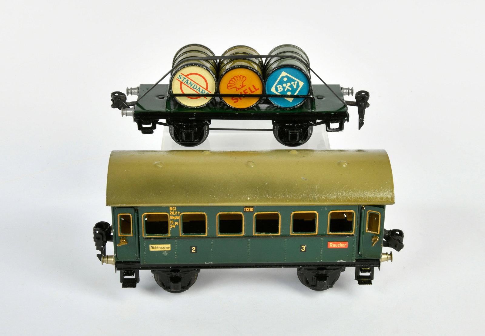 Marklin, Plattformwagen mit Fassern & Personenwagen: Marklin, platform wagon with barrels & passenger car, Germany pw, gauge 0, tin, min. paint d., C 2