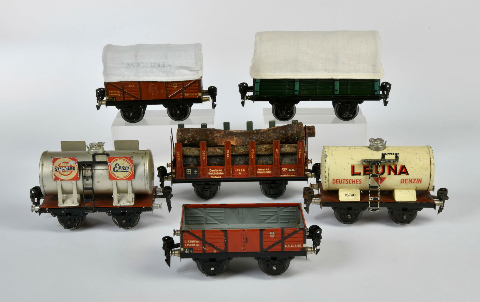 Marklin, 2 Kessel- und 4 Guterwagen: Marklin, 2 tank and 4 freight wagons, gauge 0, Germany pw, 2x tarpaulin replaced, C 2-3