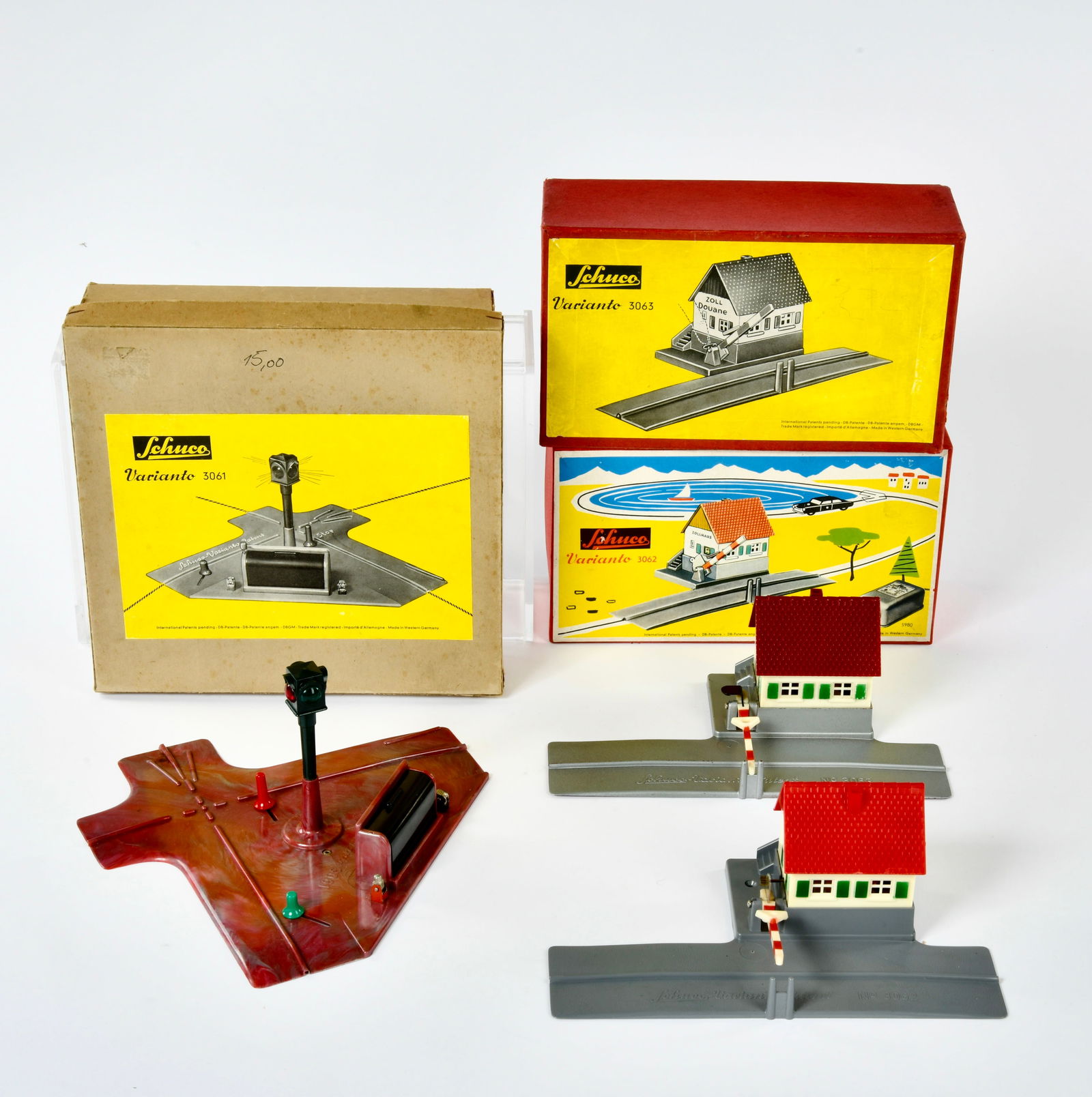 Schuco, Varianto, Ampel 3061, Zollhauser 3062 & 3063: Schuco, Varianto, traffic lights 3061, customs houses 3062 & 3063, W.-Germany, box, C 1/1-