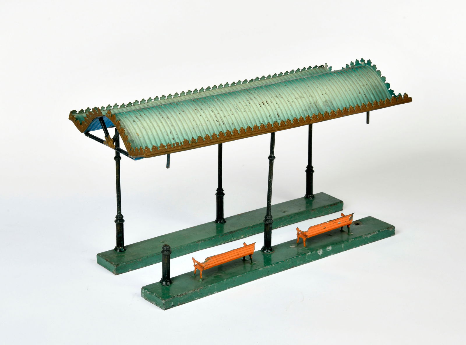 Marklin, Einfahrthalle 2060/38: Marklin, entrance hall 2060/38, Germany pw, 38.5 cm, for gauge 0, one pillar defective, one pillar missing, paint d.