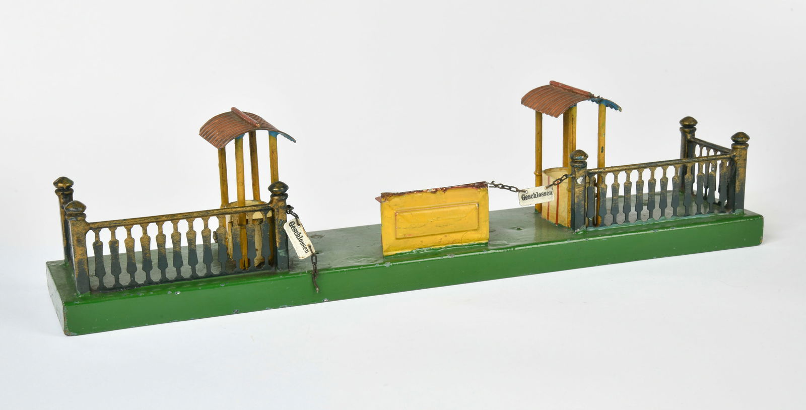 Marklin, Bahnsperre: Marklin, railway barrier, No. 02638, 44 cm, Germany pw, one chain loose on one side, box back painted, C 2