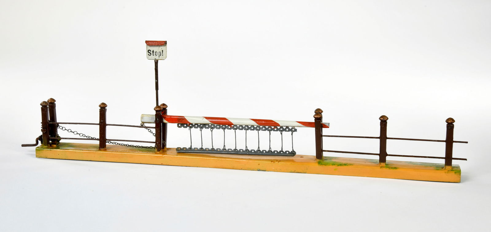 Marklin, Bahnschranke mit Schild und Handkurbel: Marklin, railway barrier with sign and hand crank, gauge 1, 53 cm, min. paint d.
