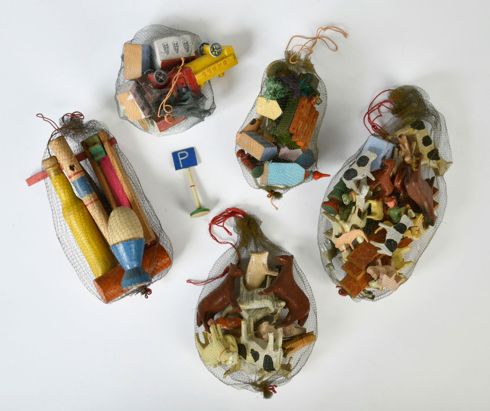 Erzgebirge, 5 Netzbeutel mit Holzspielzeug: Erzgebirge, 5 net bags with wooden toys, animals, games, etc., as new