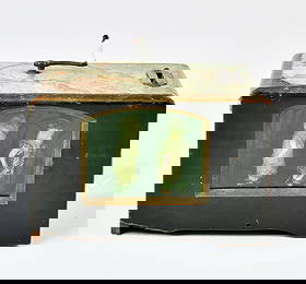 Musikspiel- und Spardose mit Tanzpuppchen: Music box and spare bank with dancing dolls, 14,5 x 9 ,5 x 11 cm, wood/metal, lithographed paper, 3 bisque dolls, functions ok, defects and traces of age