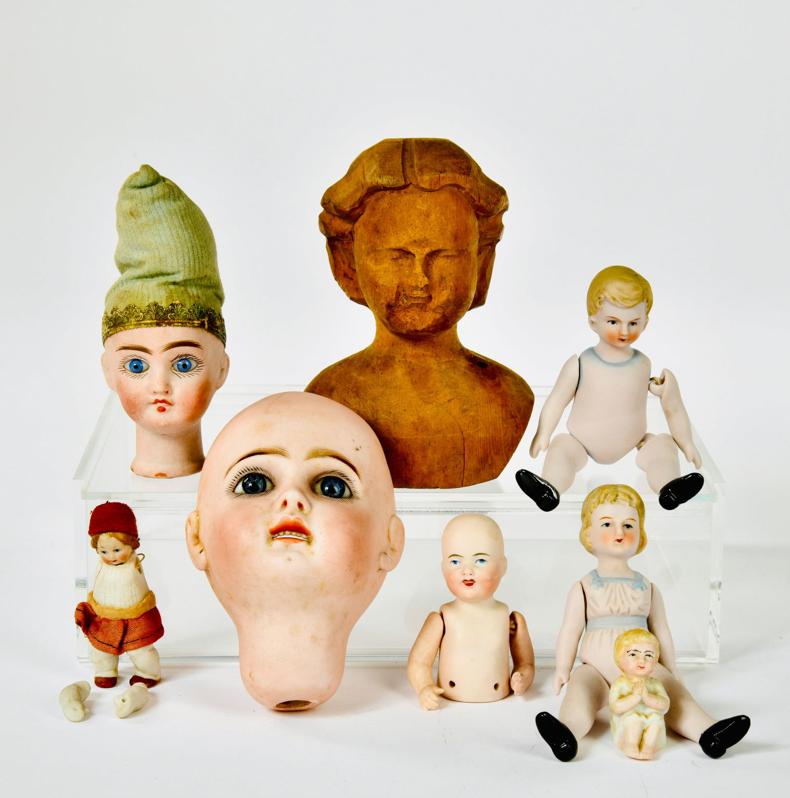 Jumeau u.a., Konvolut Puppenkopfe und Korper(teile): Jumeau u.a., bundle doll's heads and bodies (parts), France and Germany, 4 - 13 cm, bisque and wood, good condition, please inspect
