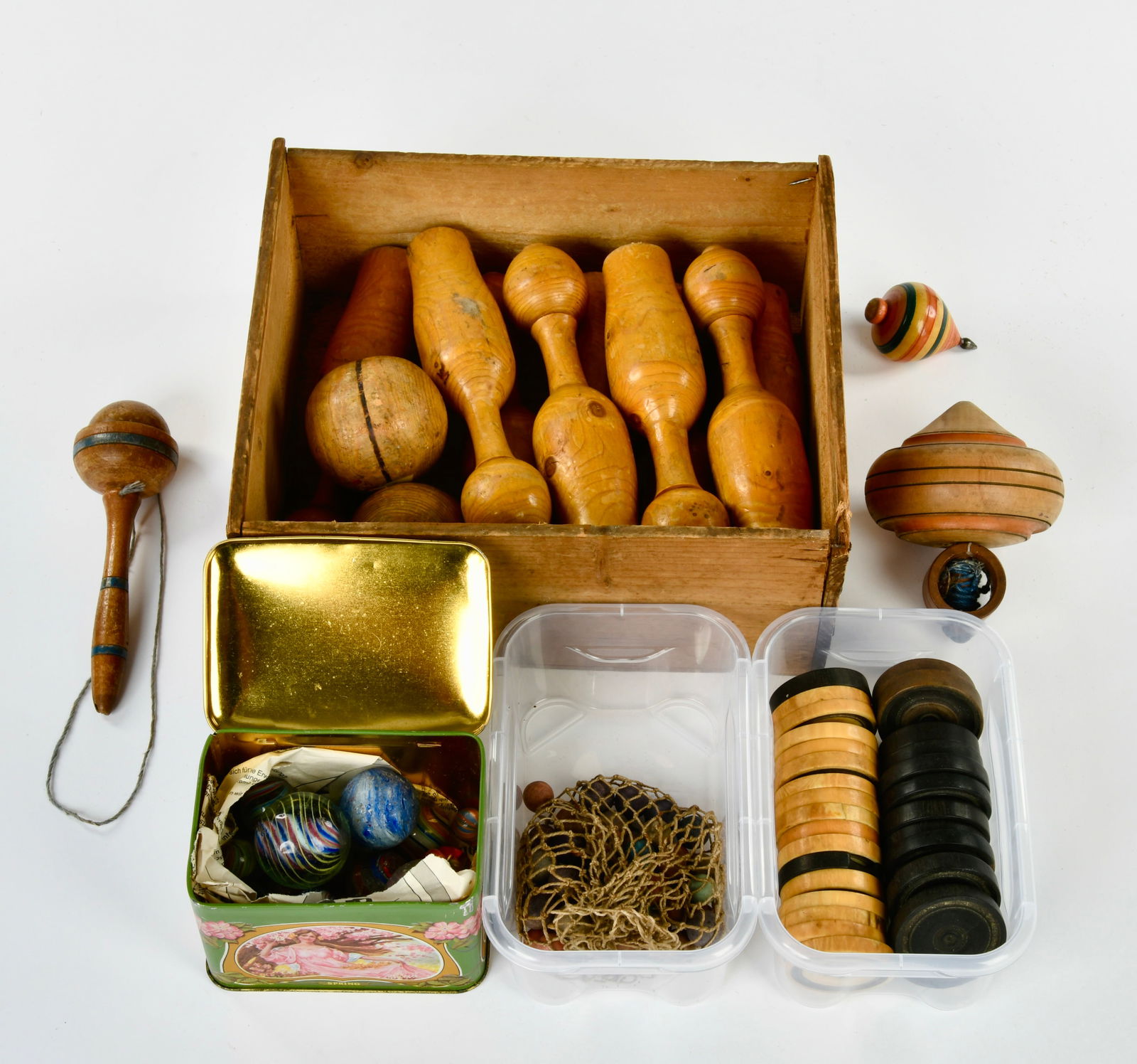 Kegel-, Murmel- und Kreiselspielzeug: Skittles, marbles, spinning tops a.o., 1 - 26 cm, wood/ glass/ metal, extensive, please inspect