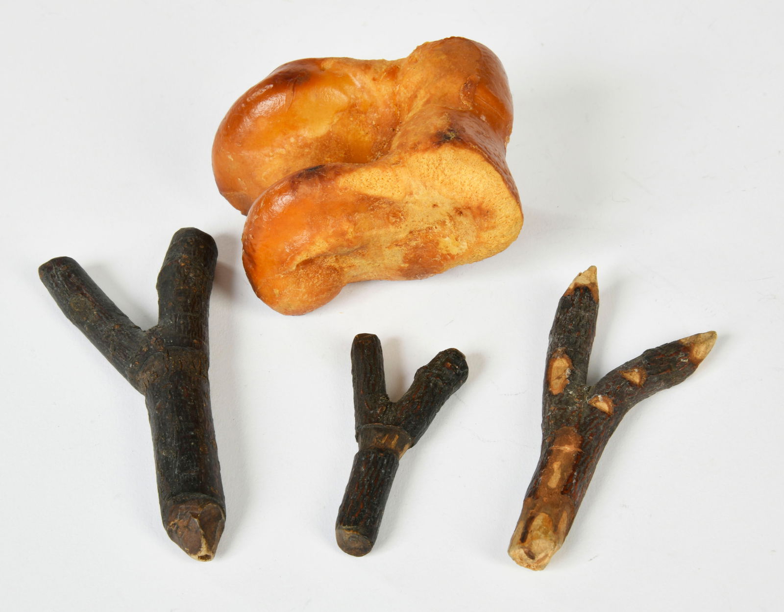 3 Holztiere und ein Knochentier: 3 wooden animals and one bone figure, Switzerland, 6-10 cm, early nature toys