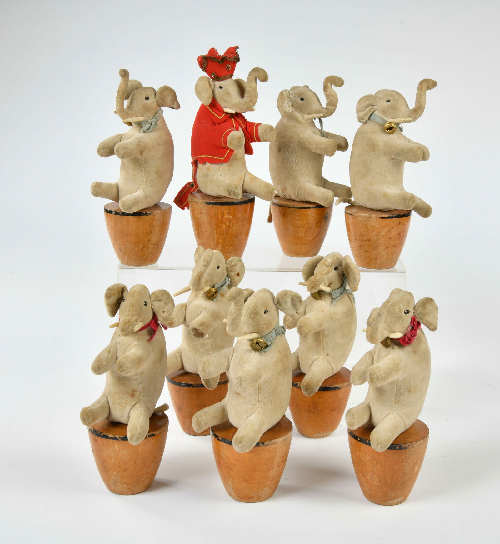 Steiff, Kegelspiel mit Elefanten, von 1908: Steiff, skittle game with elephants, produced 1908, Germany, with 9 elephants, with orig. buttons, some of them still shiny, very nice, almost unused original condition