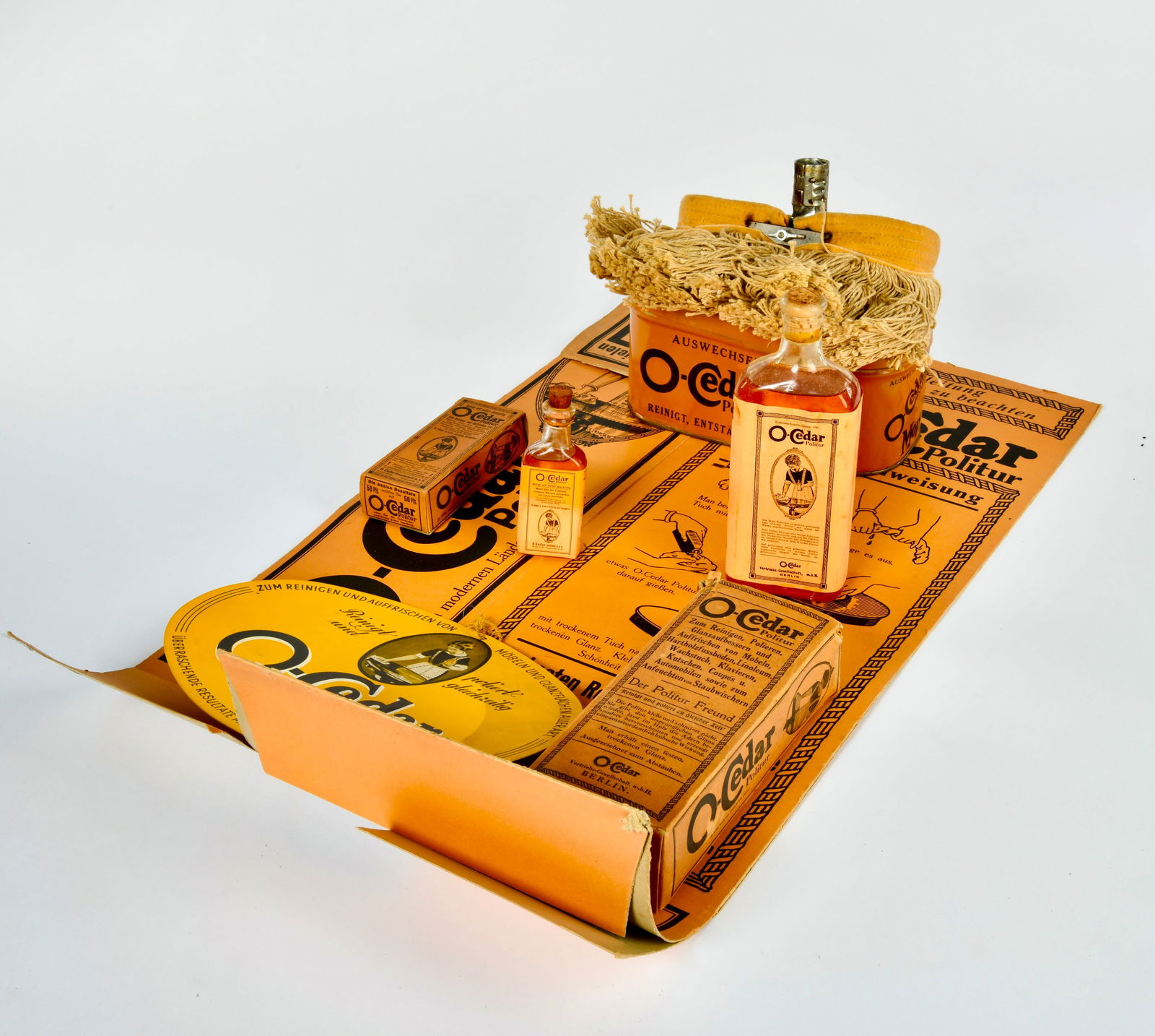 O-Cedar Politur Werbeset 1930er Jahre: O-Cedar Politur Werbeset 1930er Jahre, Mop, Dose, Politur usw., Altersspuren