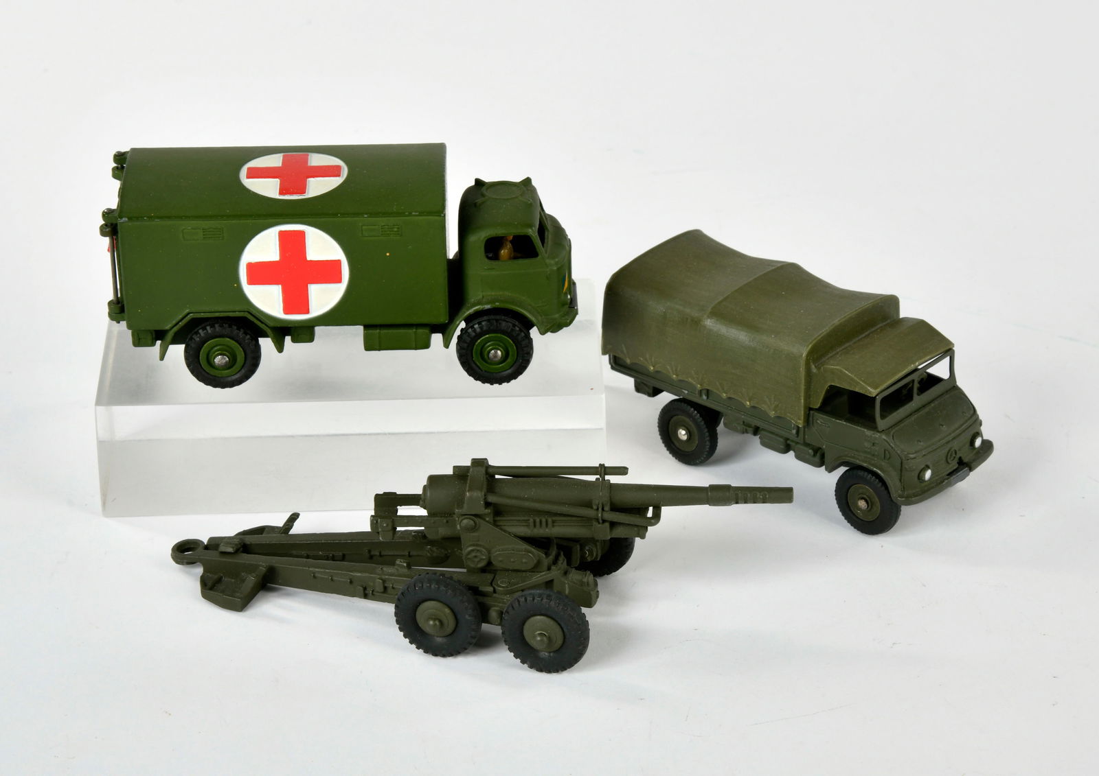Dinky Toys, 2 Militar LKWs und Geschutz (1 of 1)