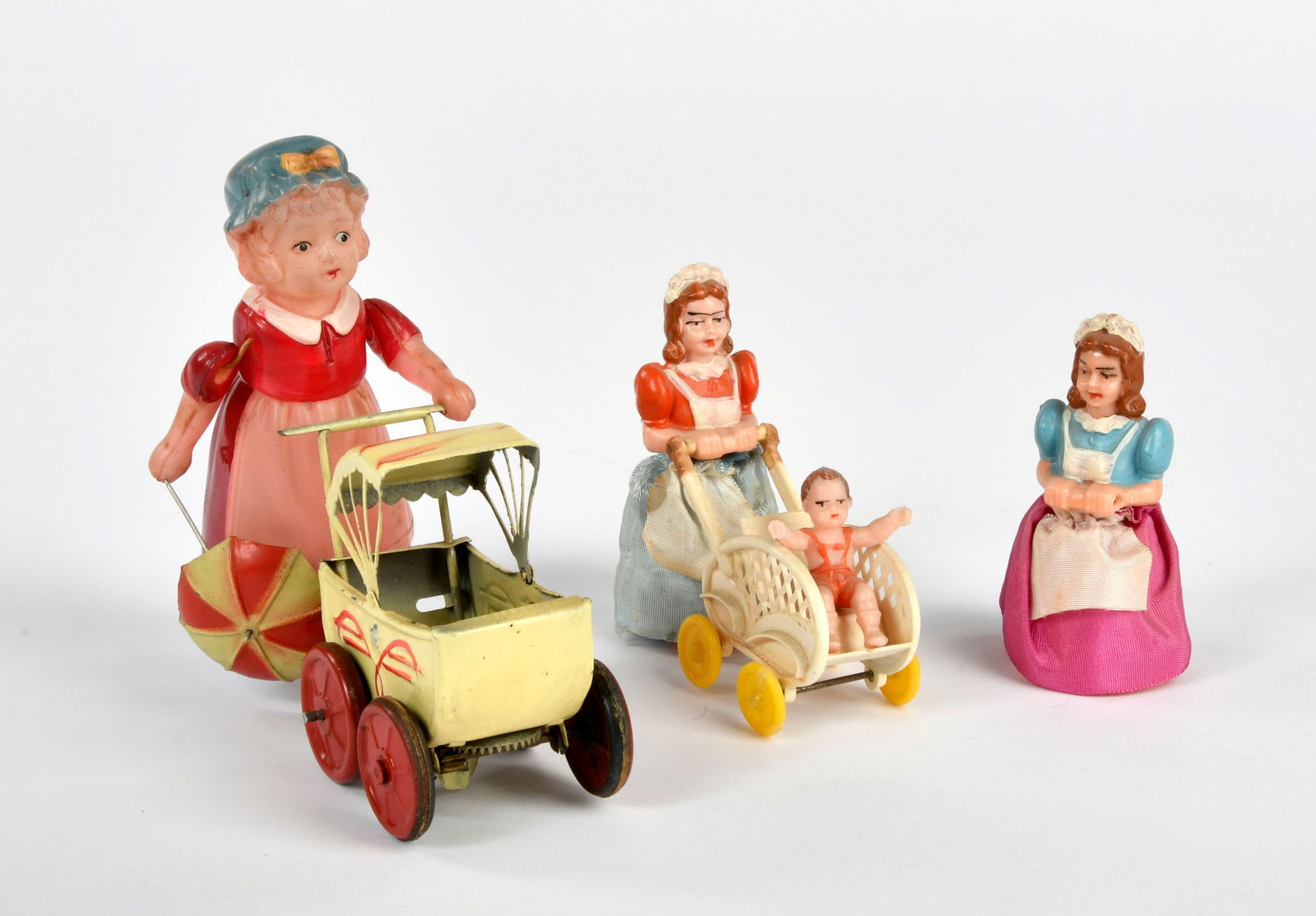 2 Frauen mit Kinderwagen: 2 Frauen mit Kinderwagen, Japan, 10-18 cm, Zelluloid, UW ok, 1x zusatzliches Ersatzteil, Z 2