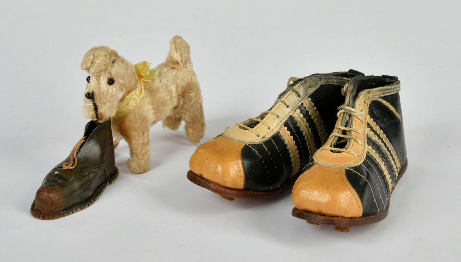 Gescha, Hund mit Schuh & Paar Puppenschuhe (1 of 1)