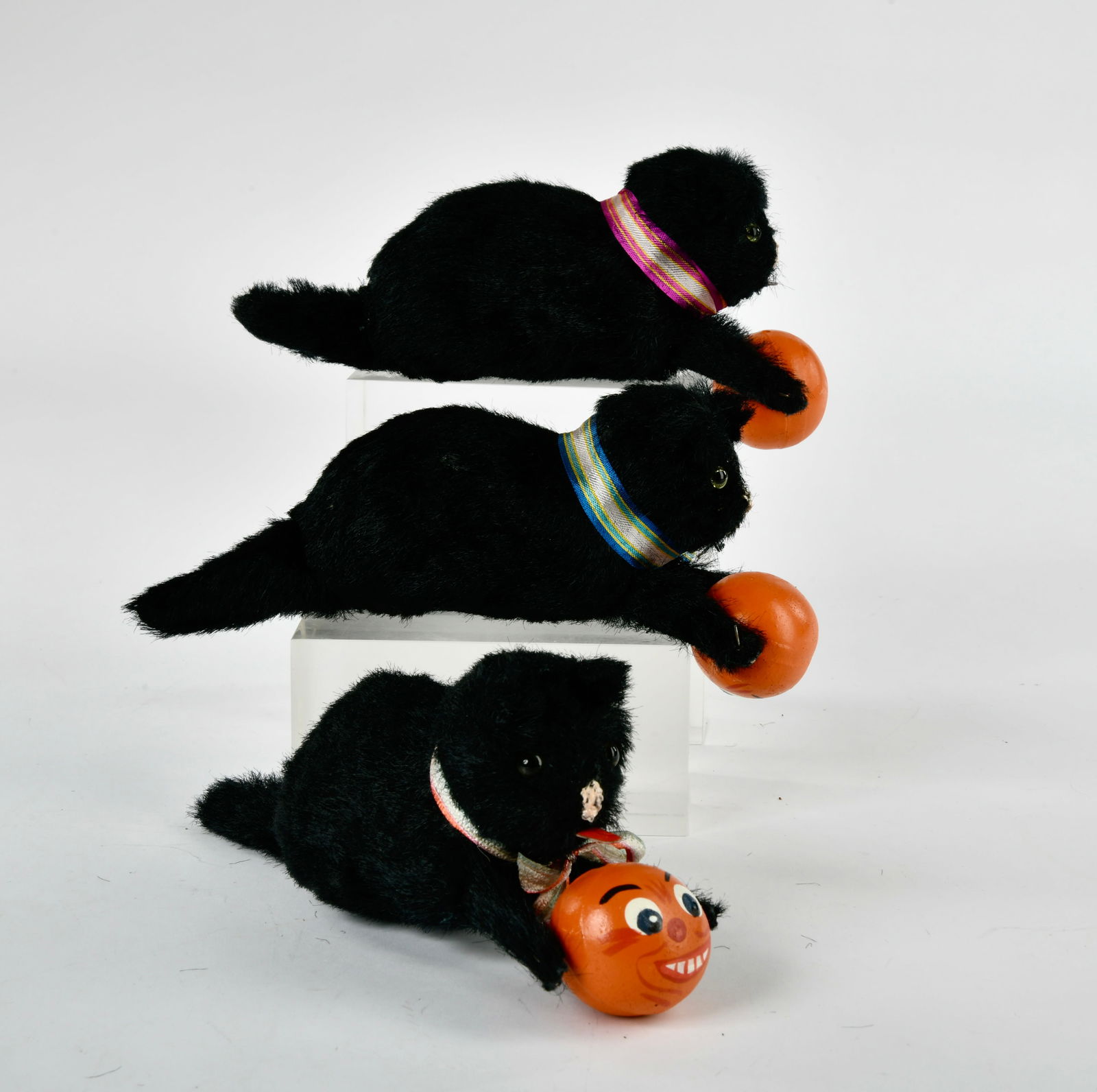 3 Katzen mit Kurbisball: 3 Katzen mit Kurbisball, ungemarkt, je 21 cm, UW ok, Z 1-2