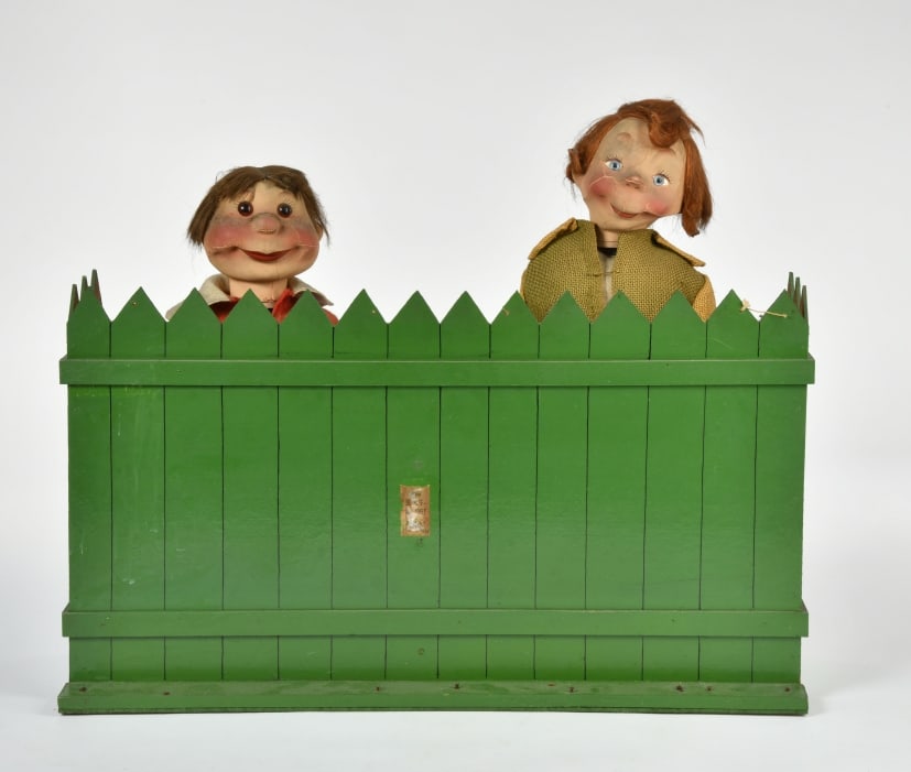De Neef/ de Smet, Schaufenster-Figuren-Automat Max und Moritz: De Neef/ de Smet, Schaufenster-Figuren-Automat Max und Moritz, Netherlands, 60 x 18 x 50 cm, Holz/ Filz/ Masse, Figuren wippen abwechseln auf und ab (Elektrobetrieb), Funktion nicht gepruft, Alters-