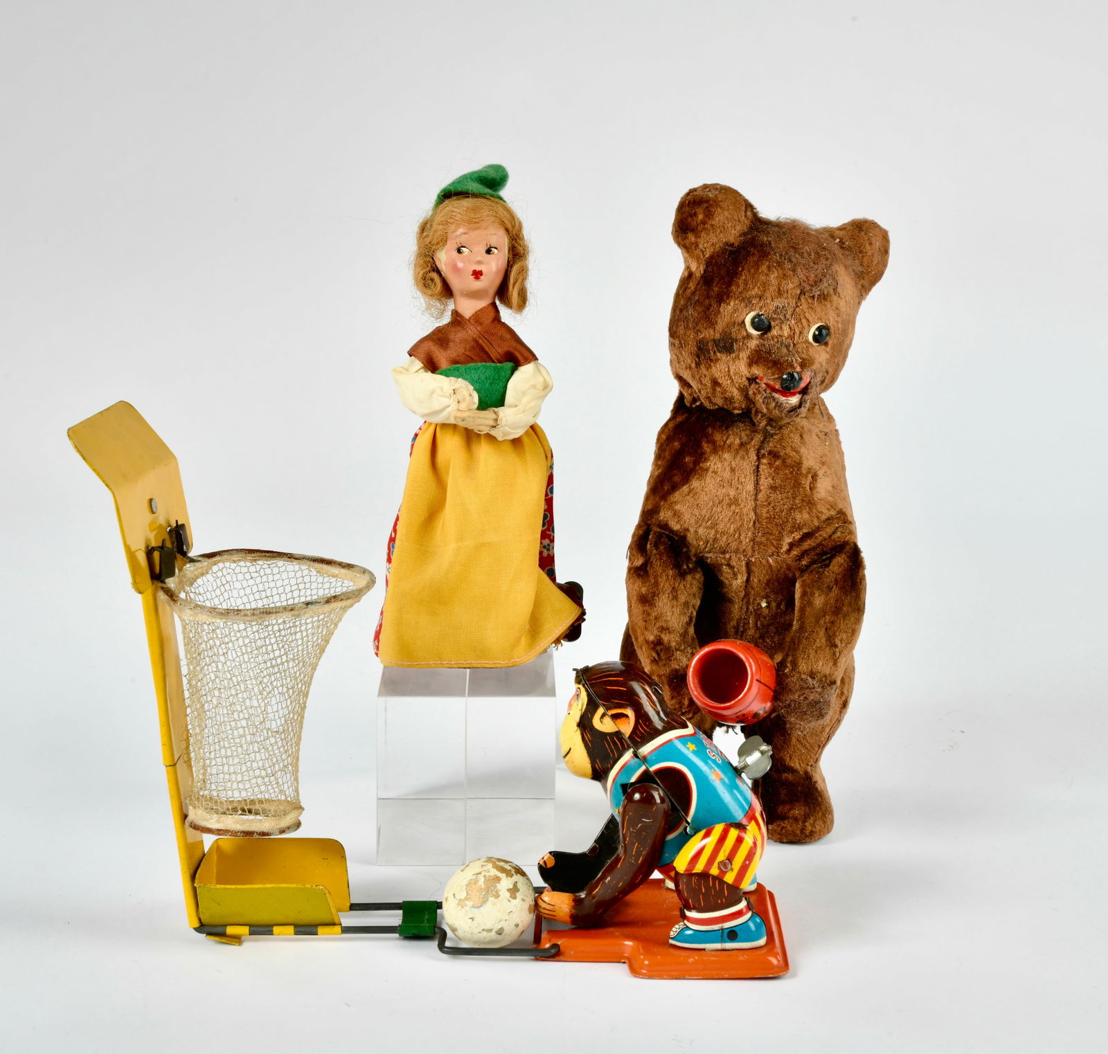 TPS, Affe mit Basketball, Bar und Frau in Tracht (1 of 1)