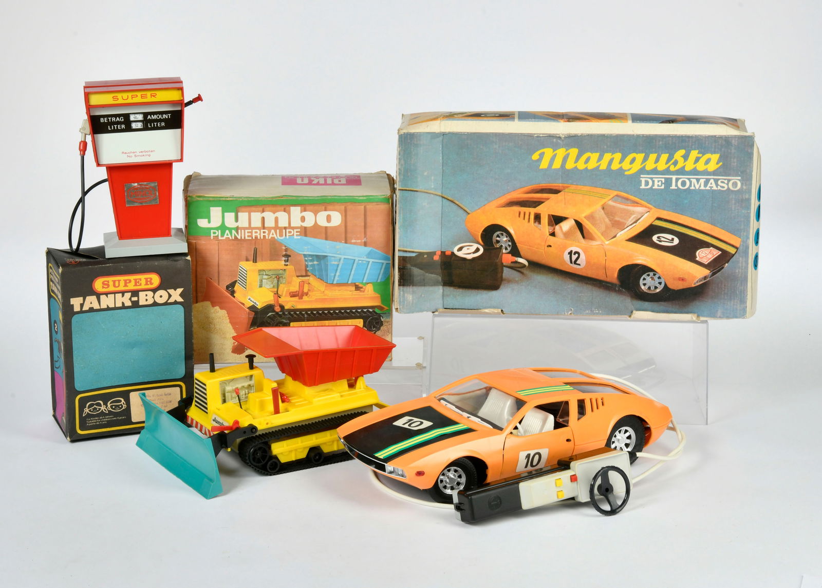 Anker, De Tomaso, Zapfsaule und Piko Planierraupe (1 of 1)