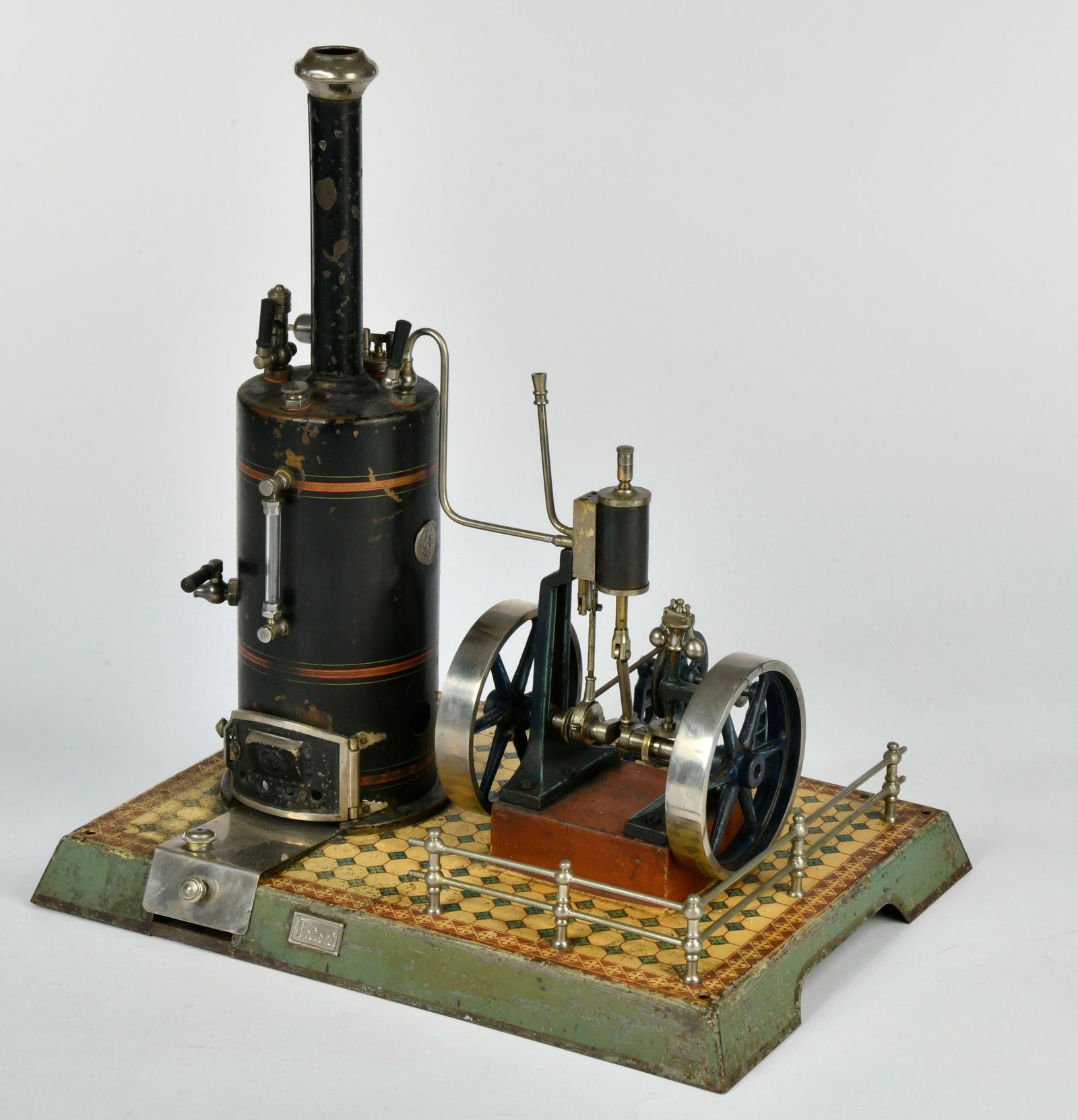 Marklin, Vertikal-Dampfmaschine mit zwei Schwungradern 4123/8: Marklin, Vertikal-Dampfmaschine mit zwei Schwungradern 4123/8, Germany, 32,5x24,5x35 cm, altersbedingte LM