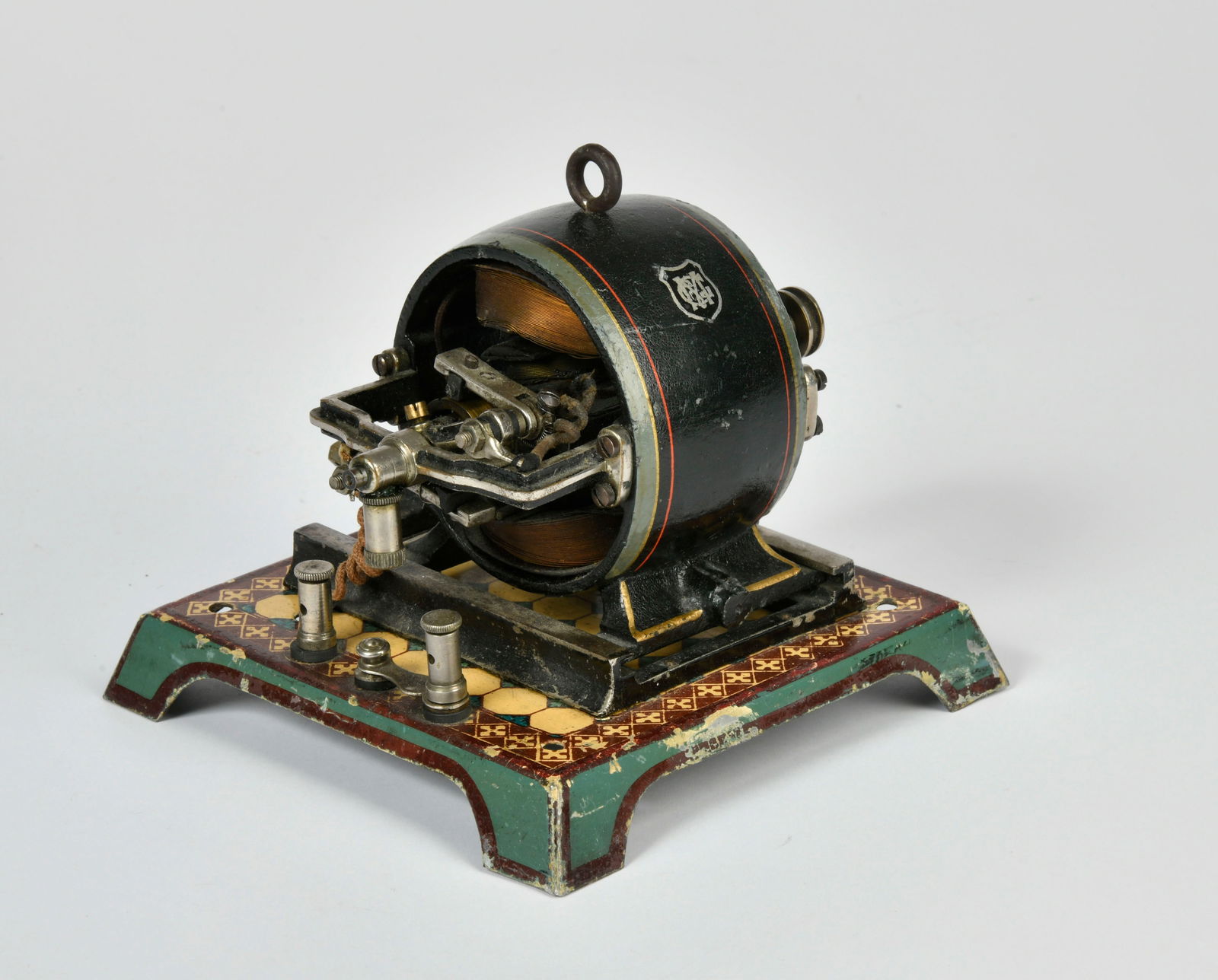 Marklin, Elektromotor auf Fliesenboden (1 of 3)