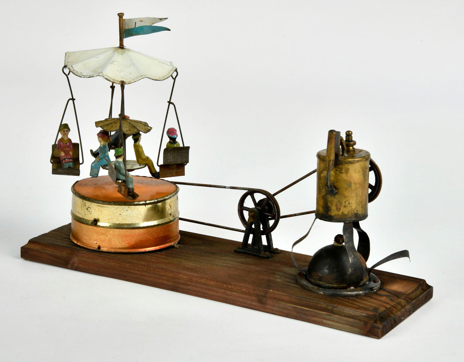 Plank (?), Dampfmaschine mit Antriebsmodell Karussell: Plank (?), Dampfmaschine mit Antriebsmodell Karussell, Holzplatte 30 x 9,5, cm, Dach muss fixiert werden